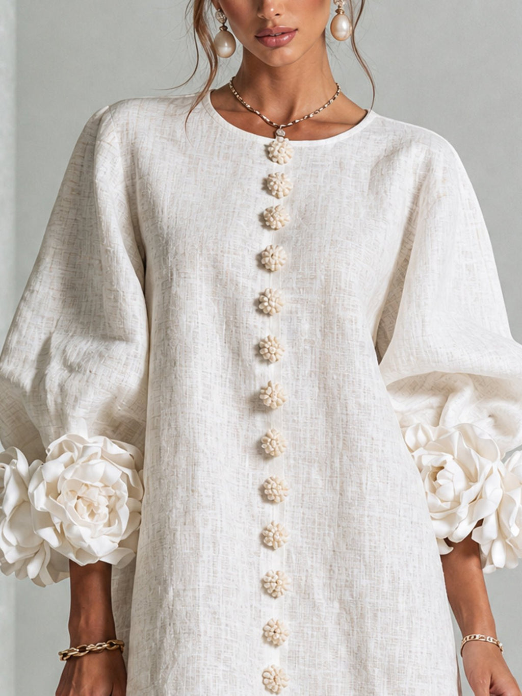Minirobe à imprimé floral et boutons, avec poignets à motifs floraux saisissants.