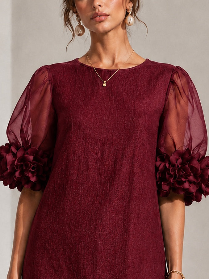 Mini-robe en organza bordeaux avec manches bouffantes et poignets floraux