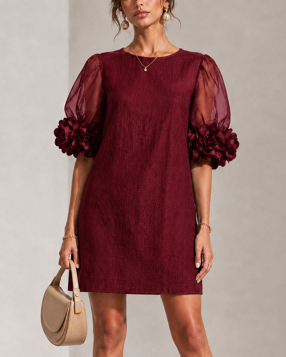 Mini-robe en organza bordeaux avec manches bouffantes et poignets floraux