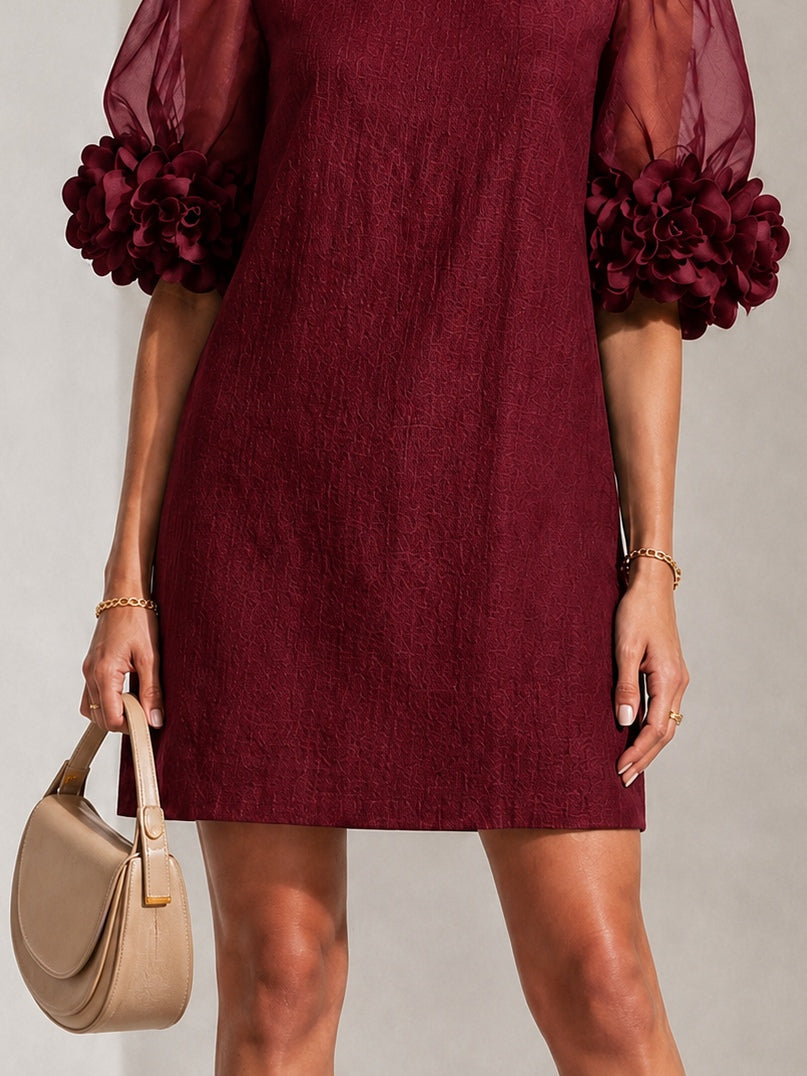 Mini-robe en organza bordeaux avec manches bouffantes et poignets floraux