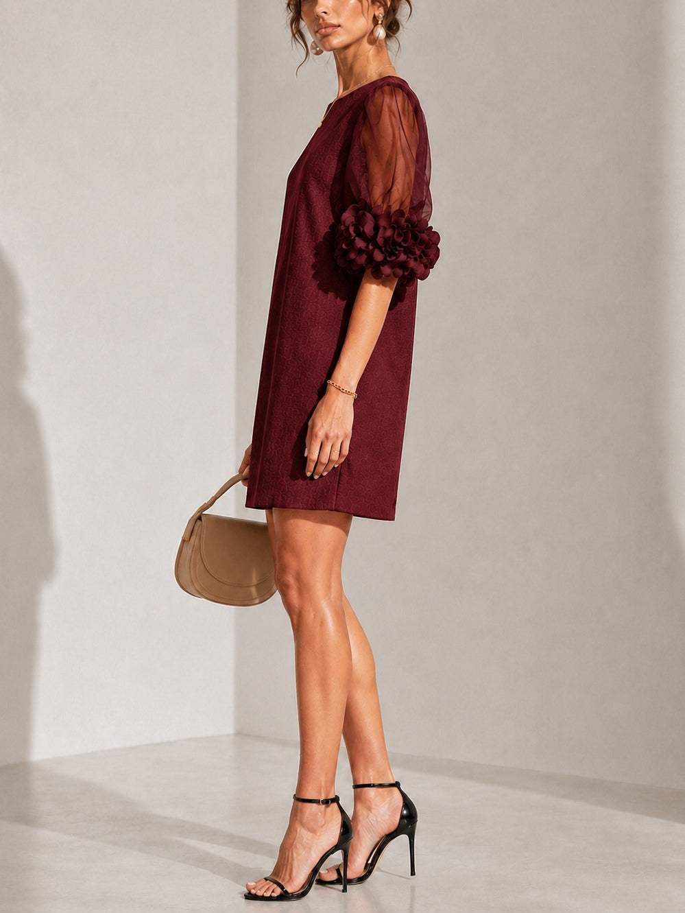 Mini-robe en organza bordeaux avec manches bouffantes et poignets floraux