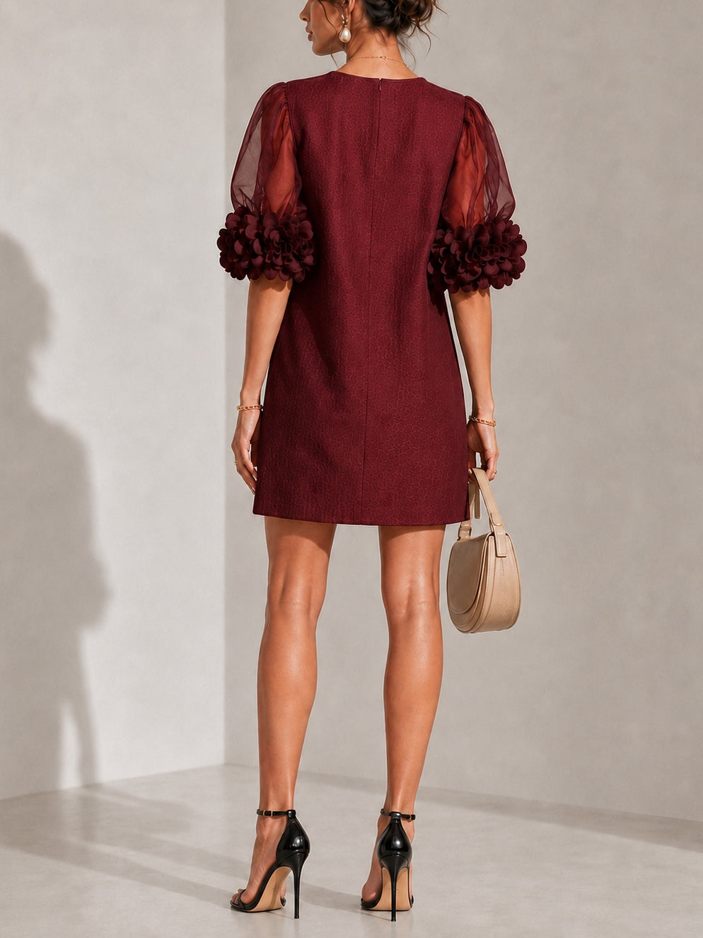 Mini-robe en organza bordeaux avec manches bouffantes et poignets floraux