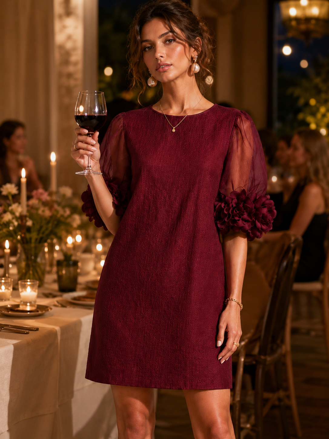 Mini-robe en organza bordeaux avec manches bouffantes et poignets floraux