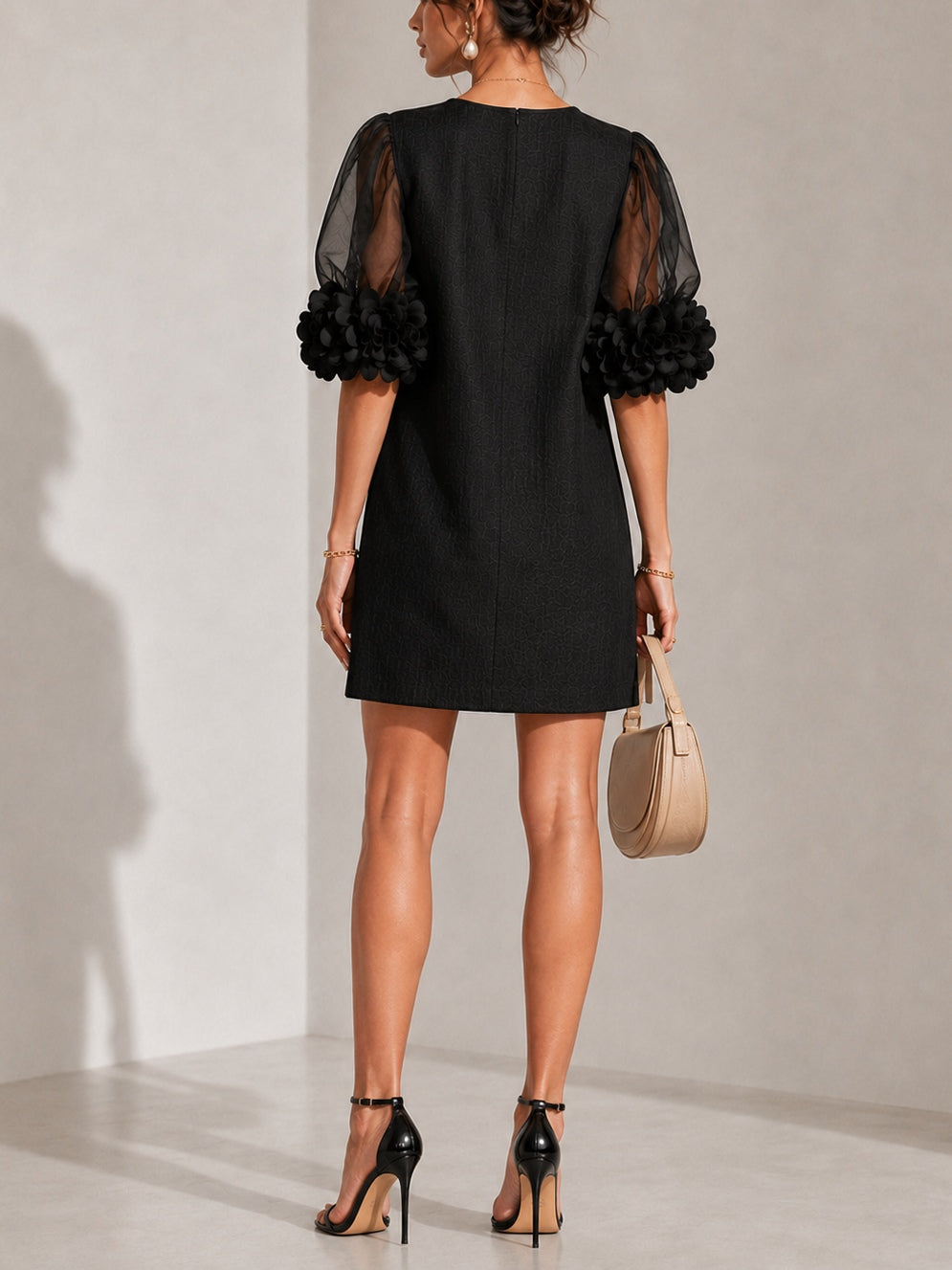 Mini-robe noire en organza avec manches bouffantes et poignets floraux