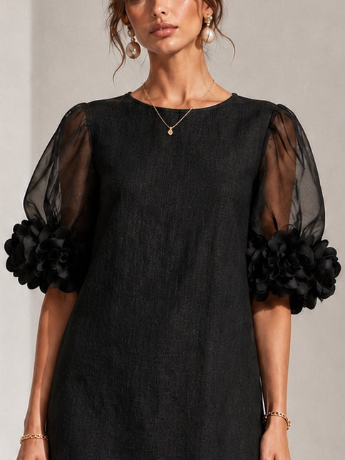 Mini-robe noire en organza avec manches bouffantes et poignets floraux