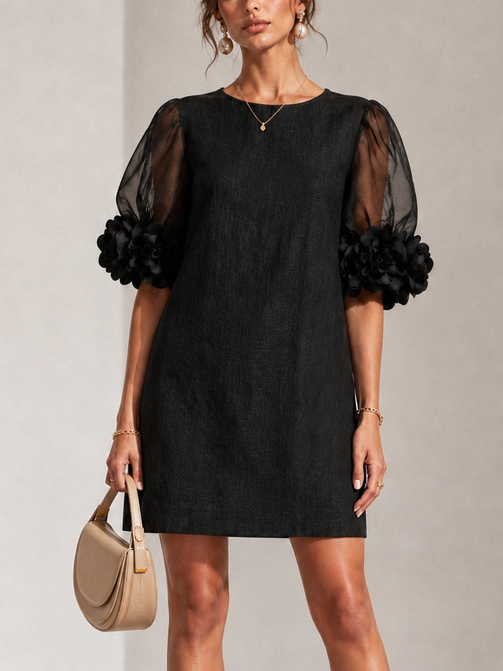 Mini-robe noire en organza avec manches bouffantes et poignets floraux