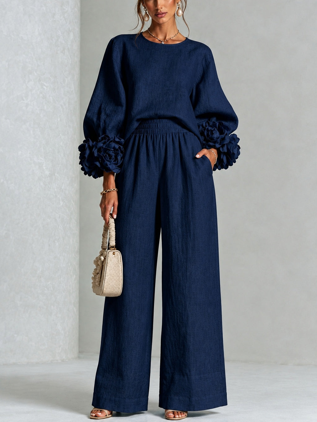 Ensemble bleu marine composé d'un haut à poignets fleuris et d'un pantalon large