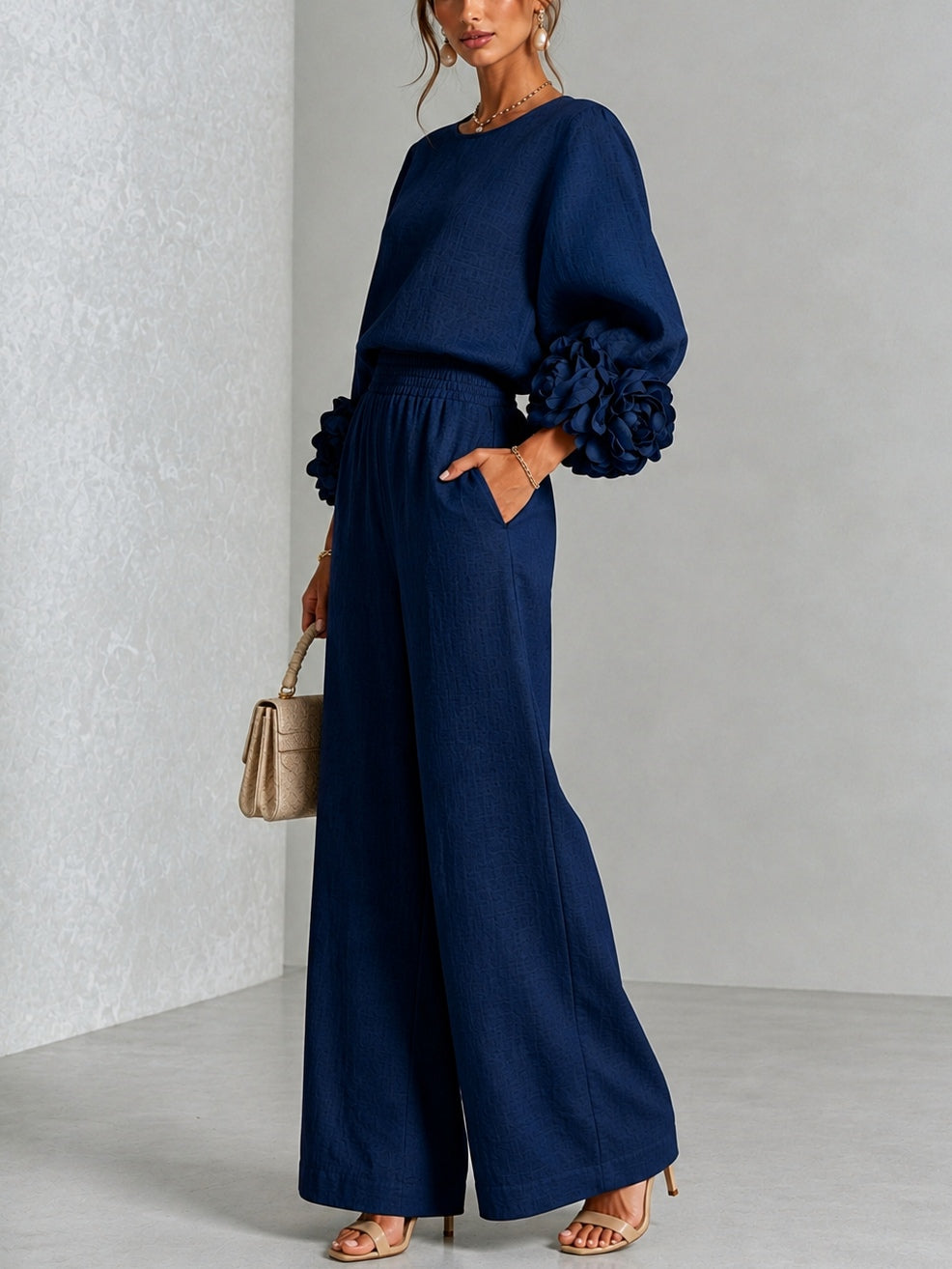 Ensemble bleu marine composé d'un haut à poignets fleuris et d'un pantalon large