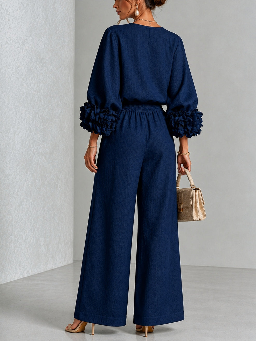 Ensemble bleu marine composé d'un haut à poignets fleuris et d'un pantalon large