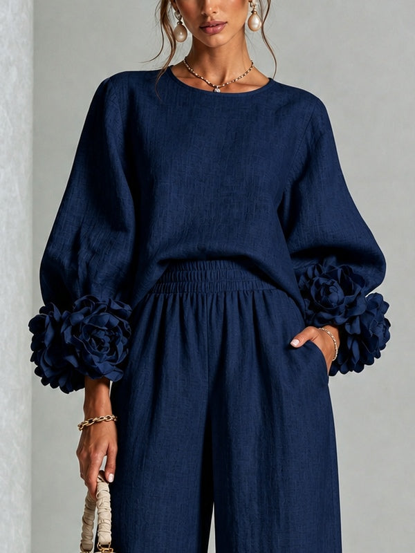 Ensemble bleu marine composé d'un haut à poignets fleuris et d'un pantalon large