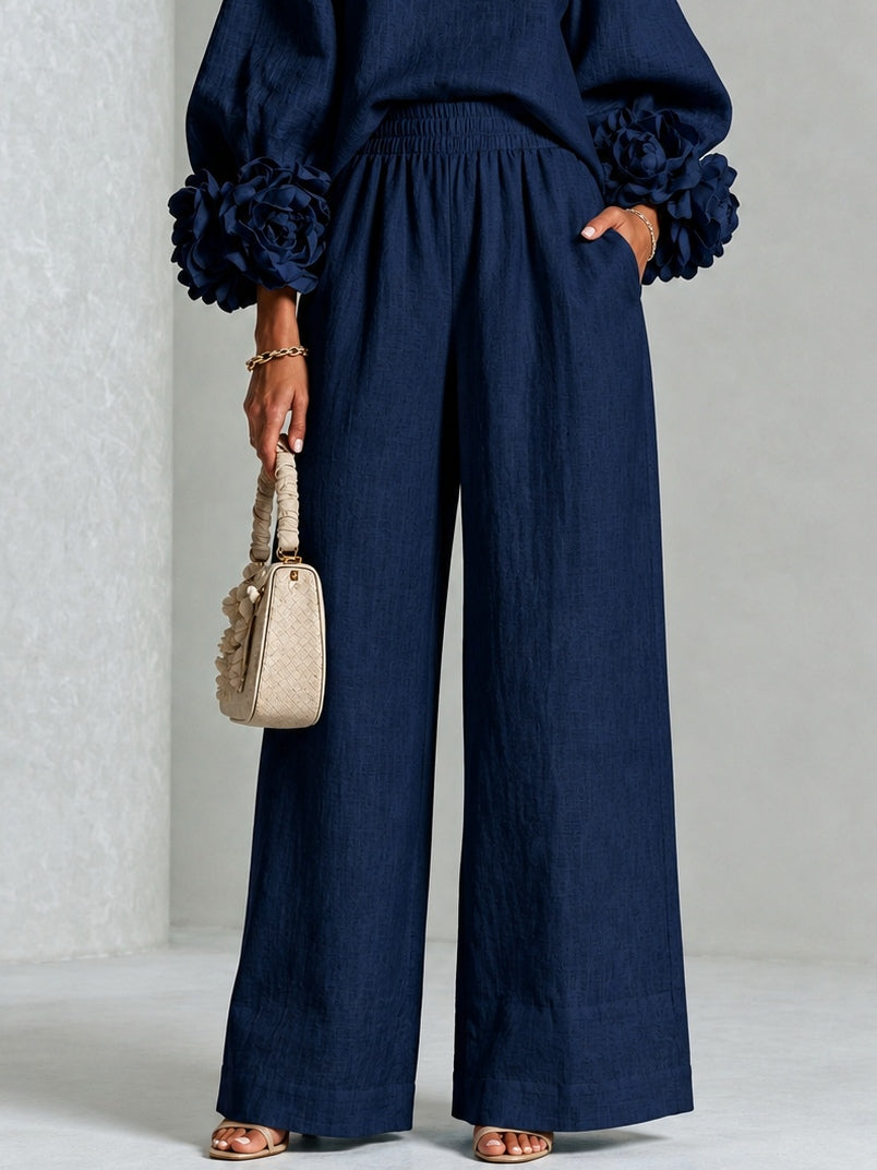 Ensemble bleu marine composé d'un haut à poignets fleuris et d'un pantalon large