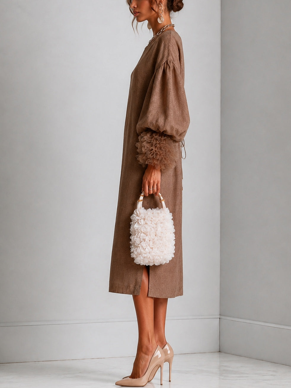Robe midi marron avec cordon ajustable, manches ballon et poignets plissés