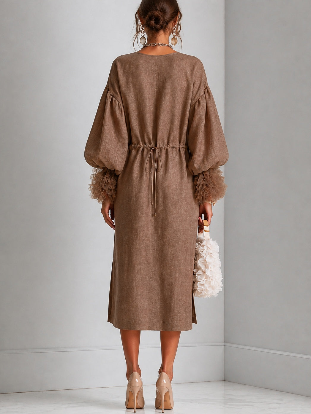 Robe midi marron avec cordon ajustable, manches ballon et poignets plissés