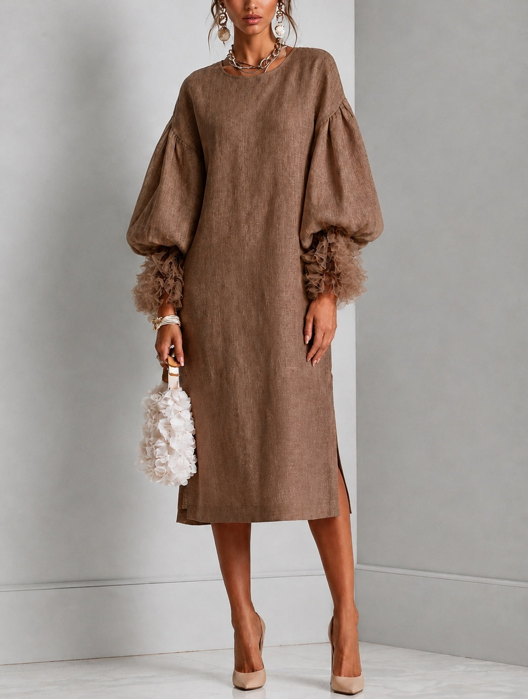Robe midi marron avec cordon ajustable, manches ballon et poignets plissés