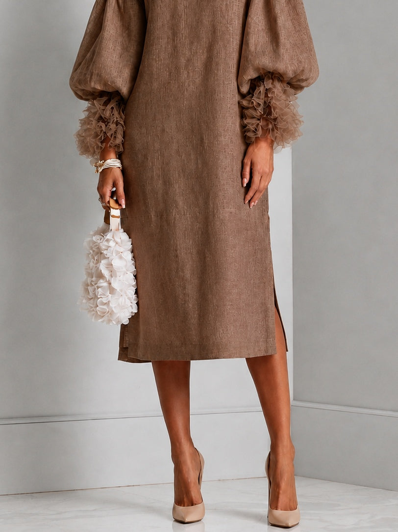 Robe midi marron avec cordon ajustable, manches ballon et poignets plissés