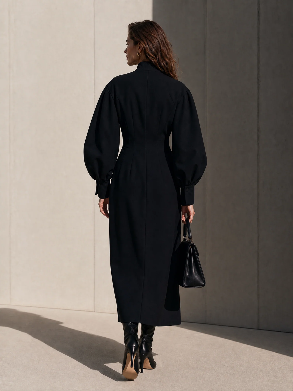 Robe midi noire avec fermeture éclair à l'avant et manches ballon