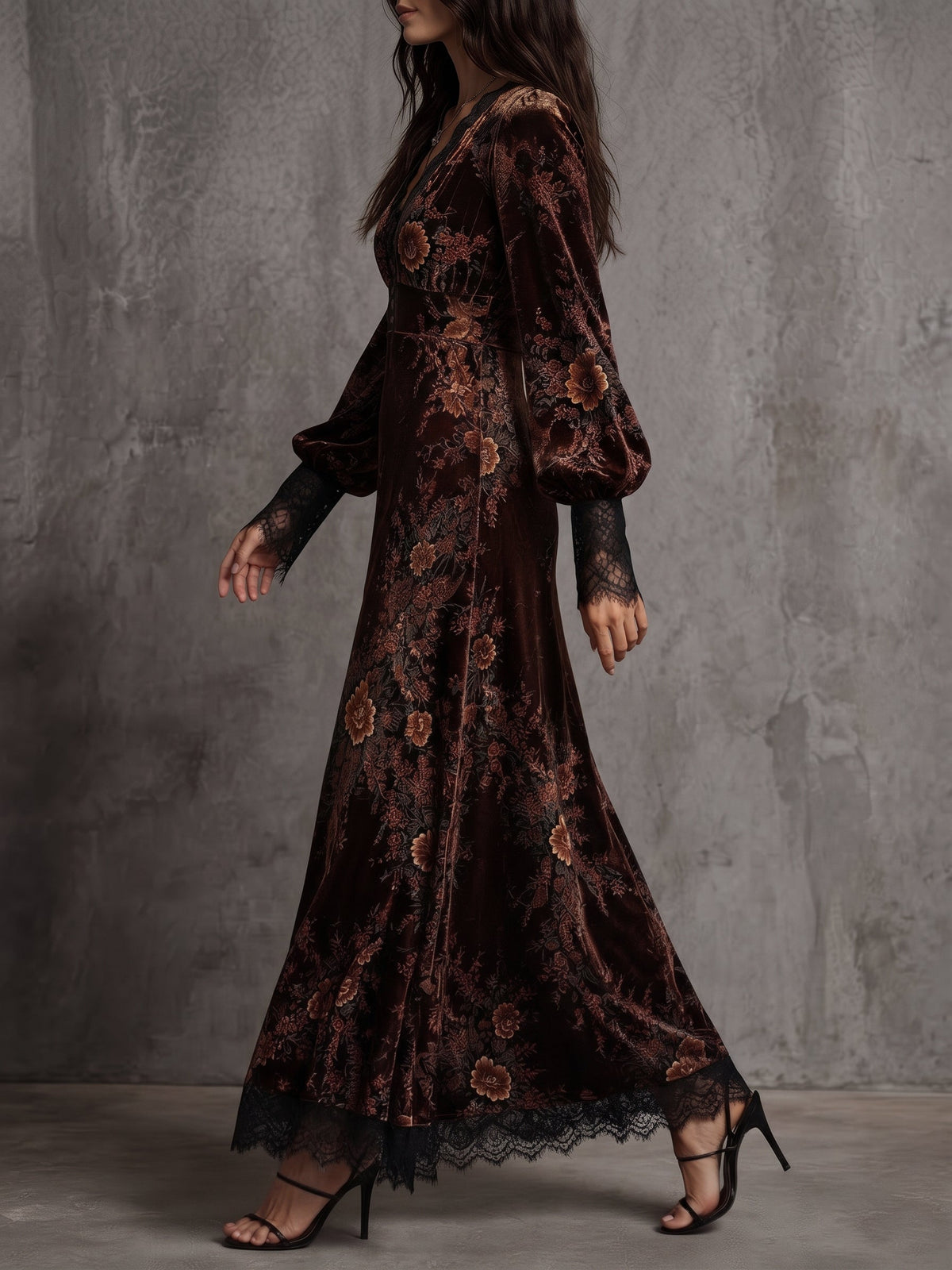 Robe longue en velours à imprimé floral, dentelle et décolleté en V marron