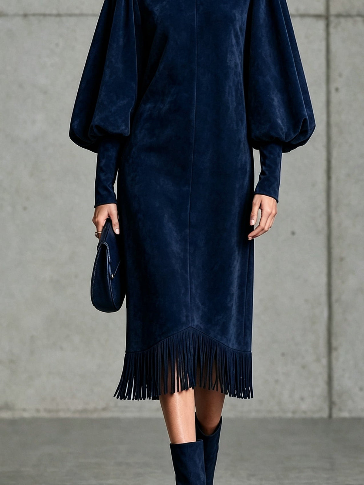 Robe midi bleu marine en suédine à manches bouffantes et ourlet à franges