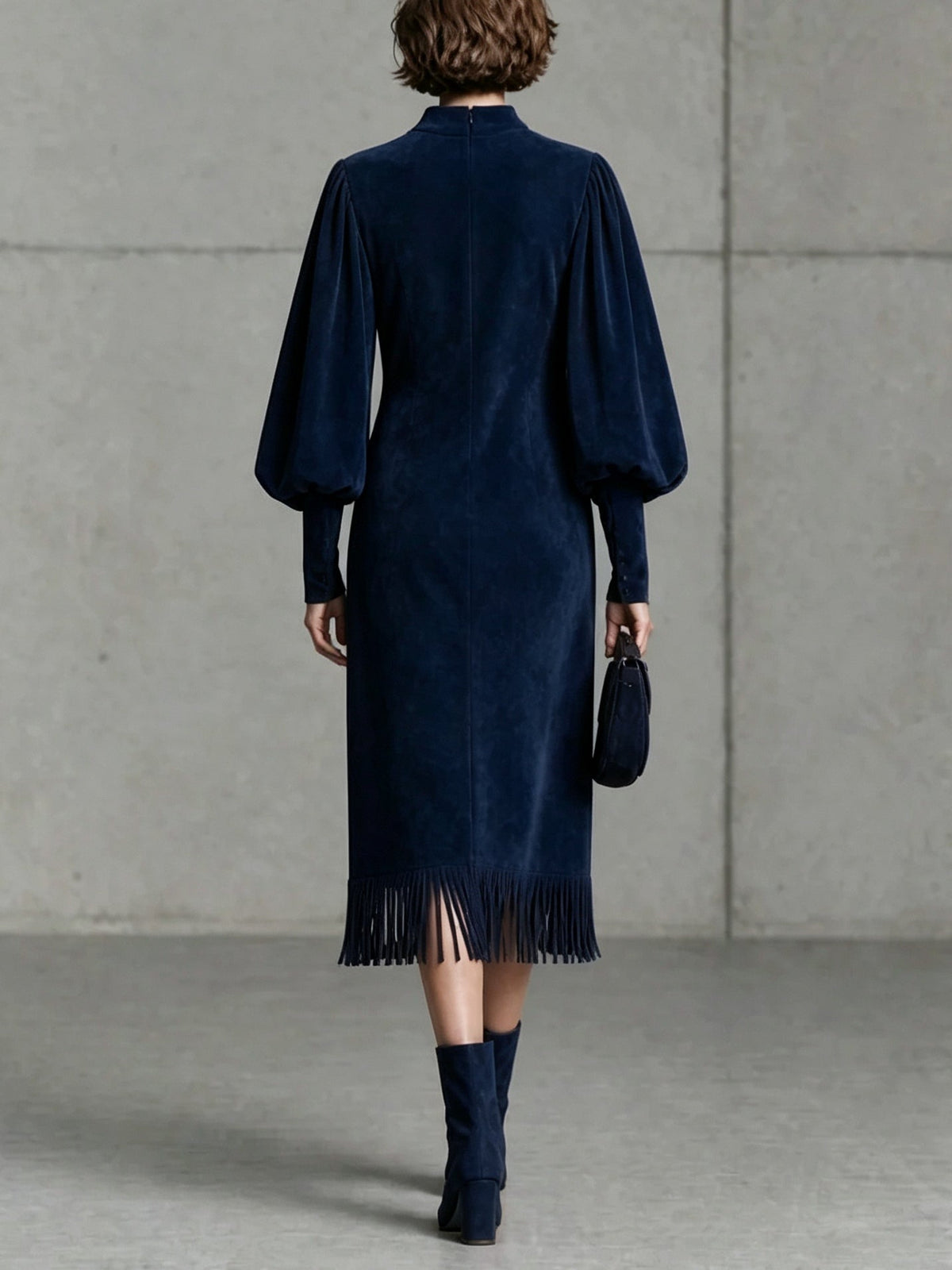 Robe midi bleu marine en suédine à manches bouffantes et ourlet à franges
