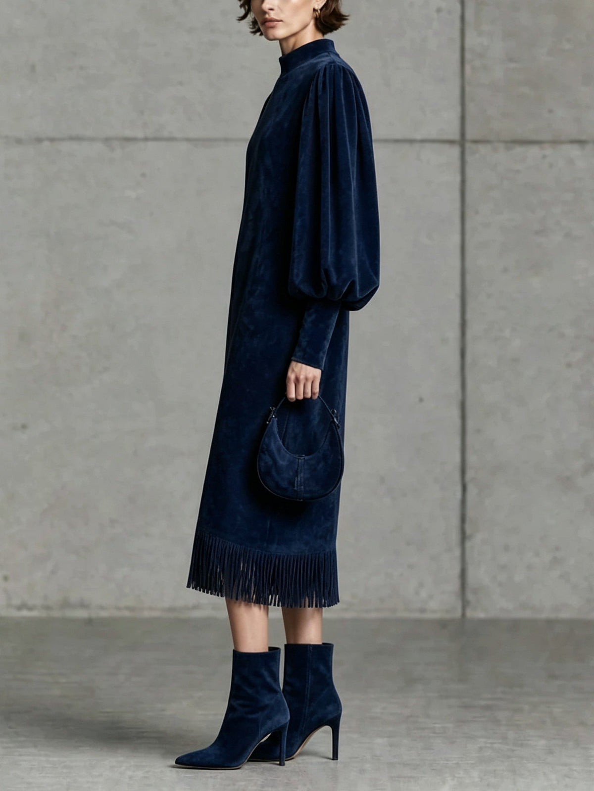 Robe midi bleu marine en suédine à manches bouffantes et ourlet à franges