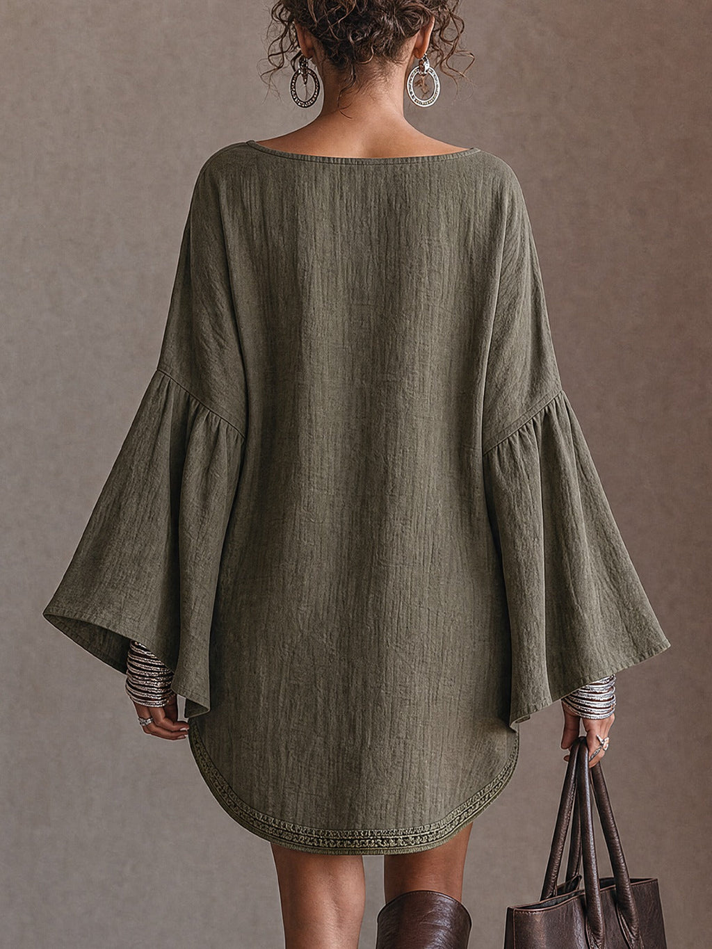 Robe tunique en lin vert olive avec manches évasées et ourlet en dentelle