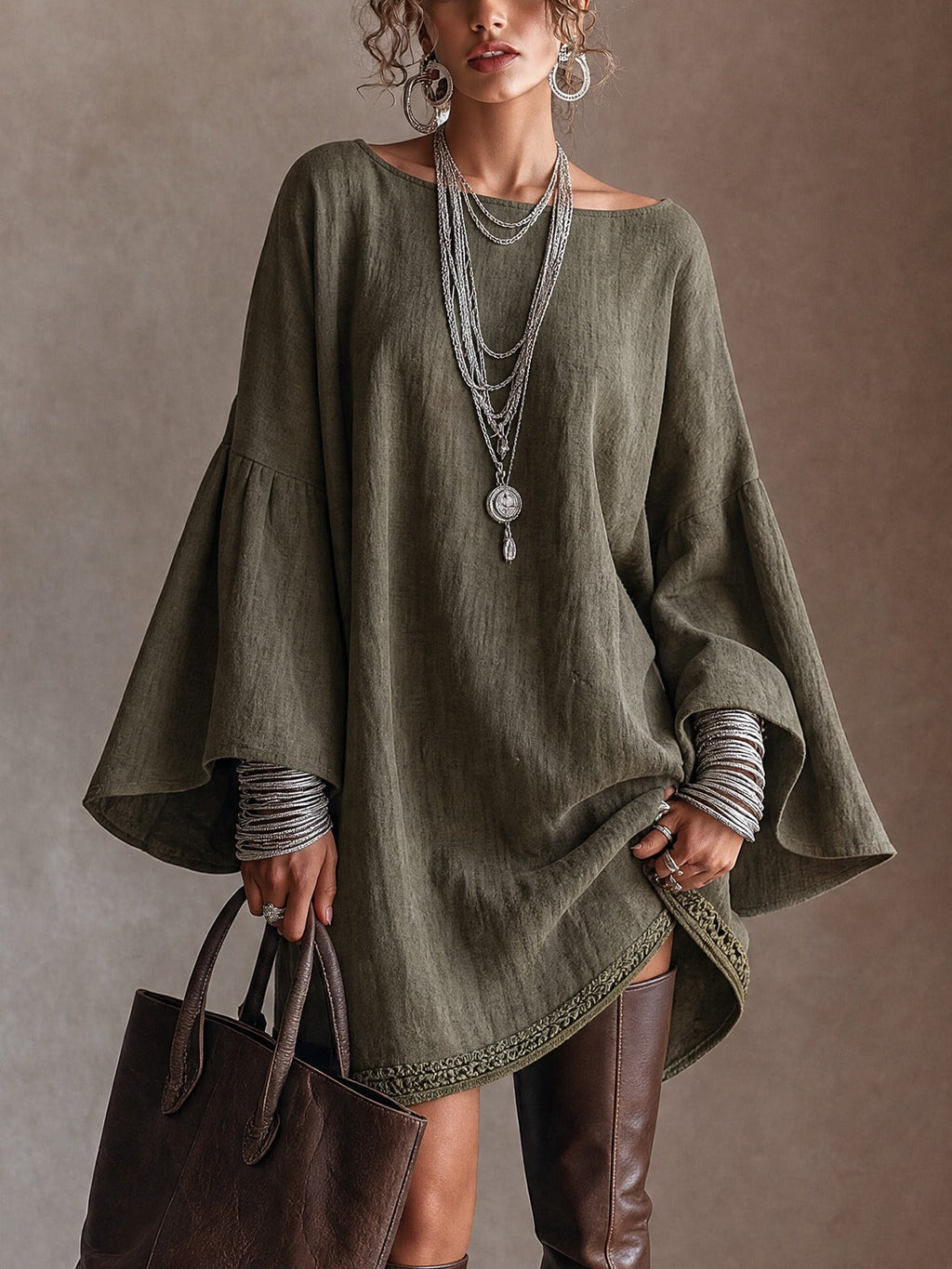 Robe tunique en lin vert olive avec manches évasées et ourlet en dentelle