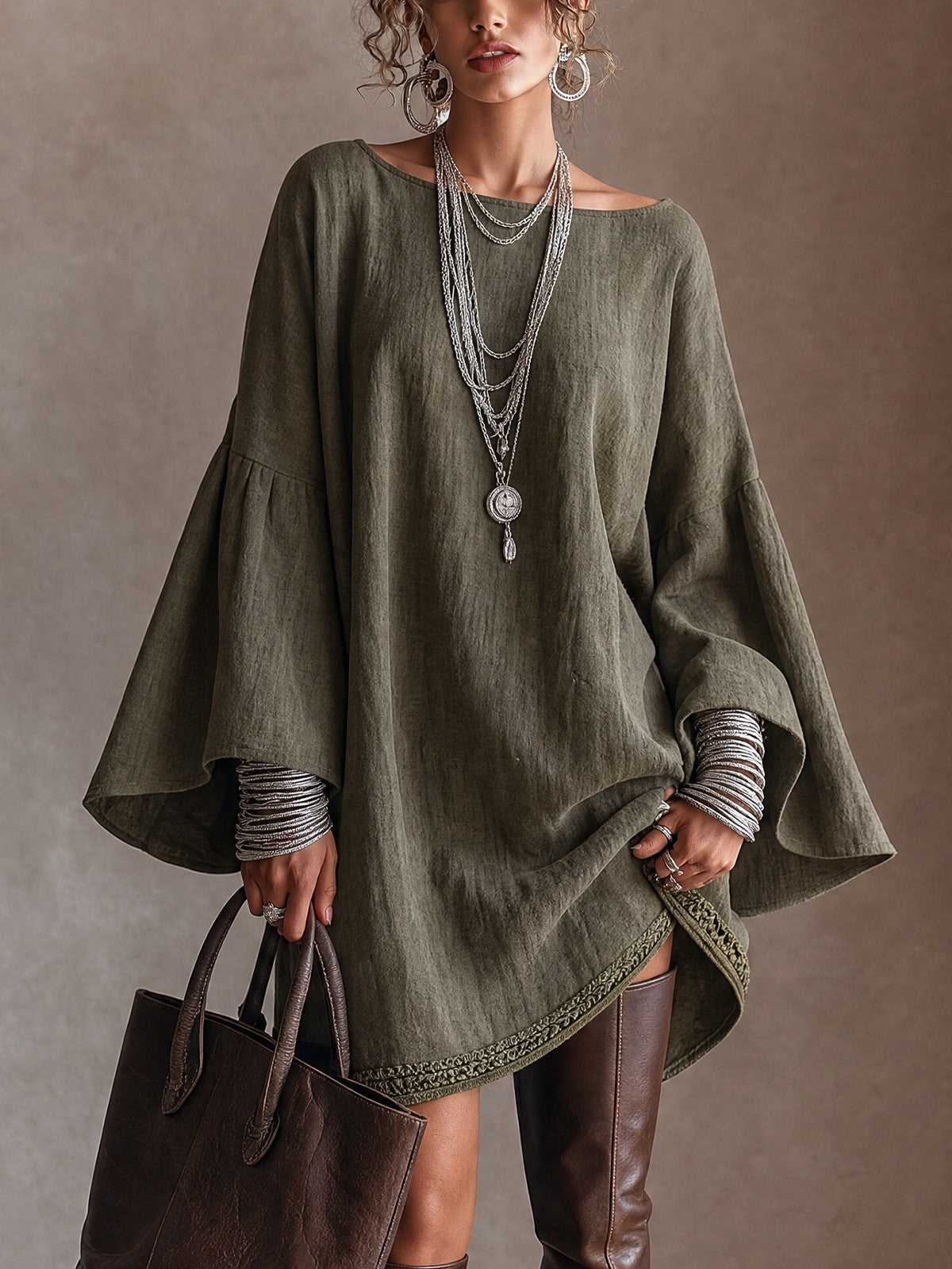 Robe tunique en lin vert olive avec manches évasées et ourlet en dentelle