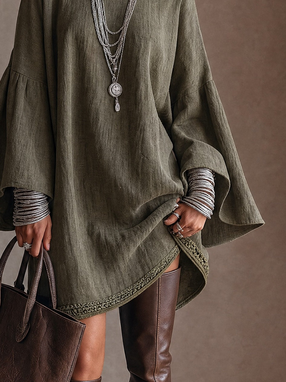 Robe tunique en lin vert olive avec manches évasées et ourlet en dentelle