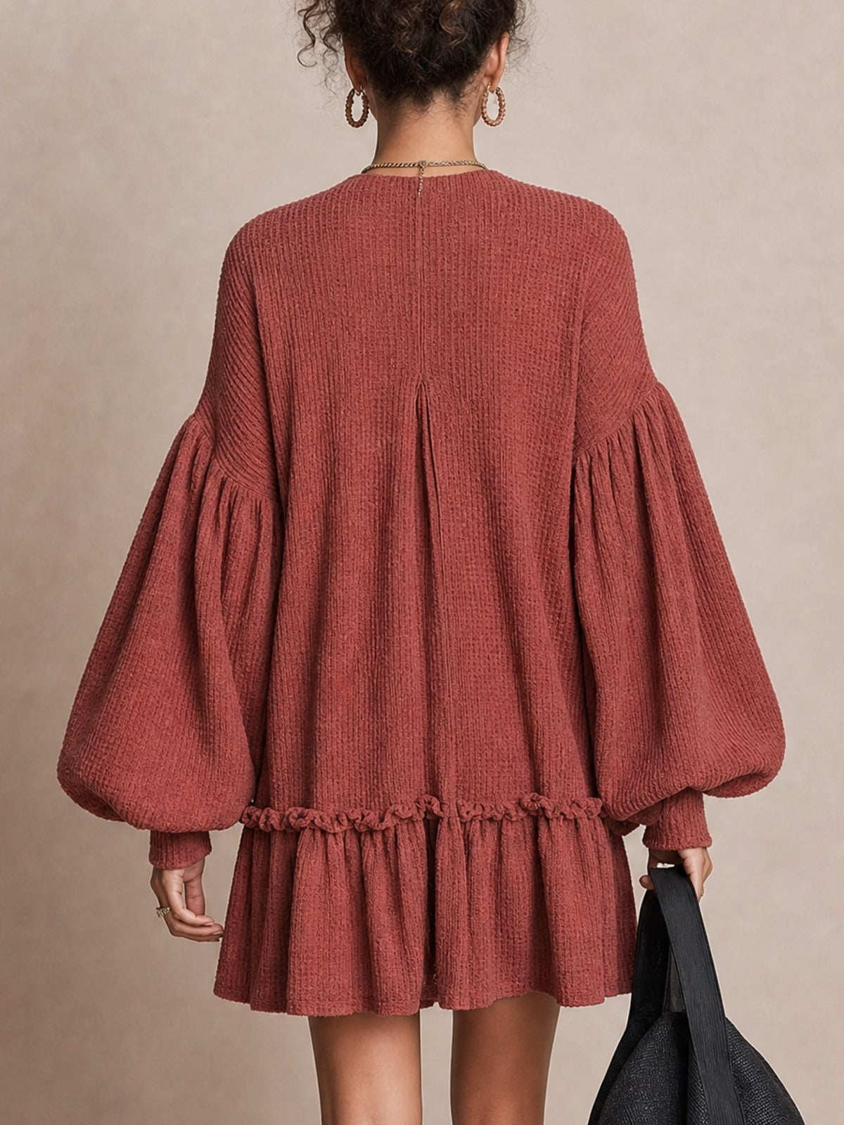 Robe courte en maille gaufrée avec manches ballon et bas volanté couleur rouille