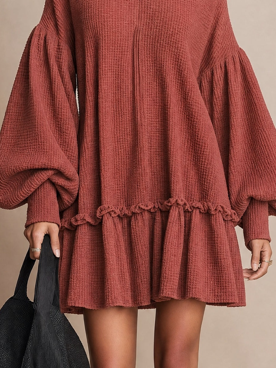 Robe courte en maille gaufrée avec manches ballon et bas volanté couleur rouille