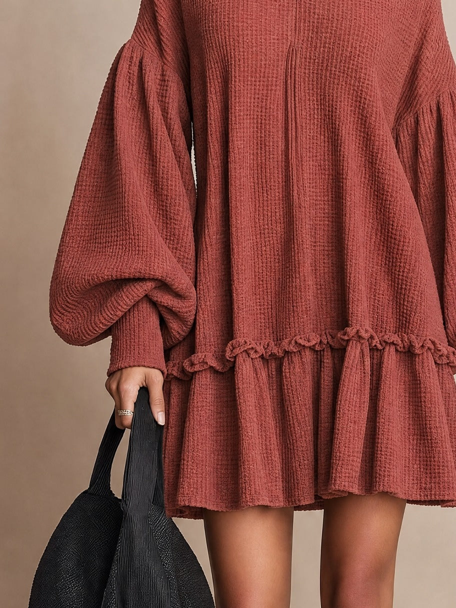 Robe courte en maille gaufrée avec manches ballon et bas volanté couleur rouille