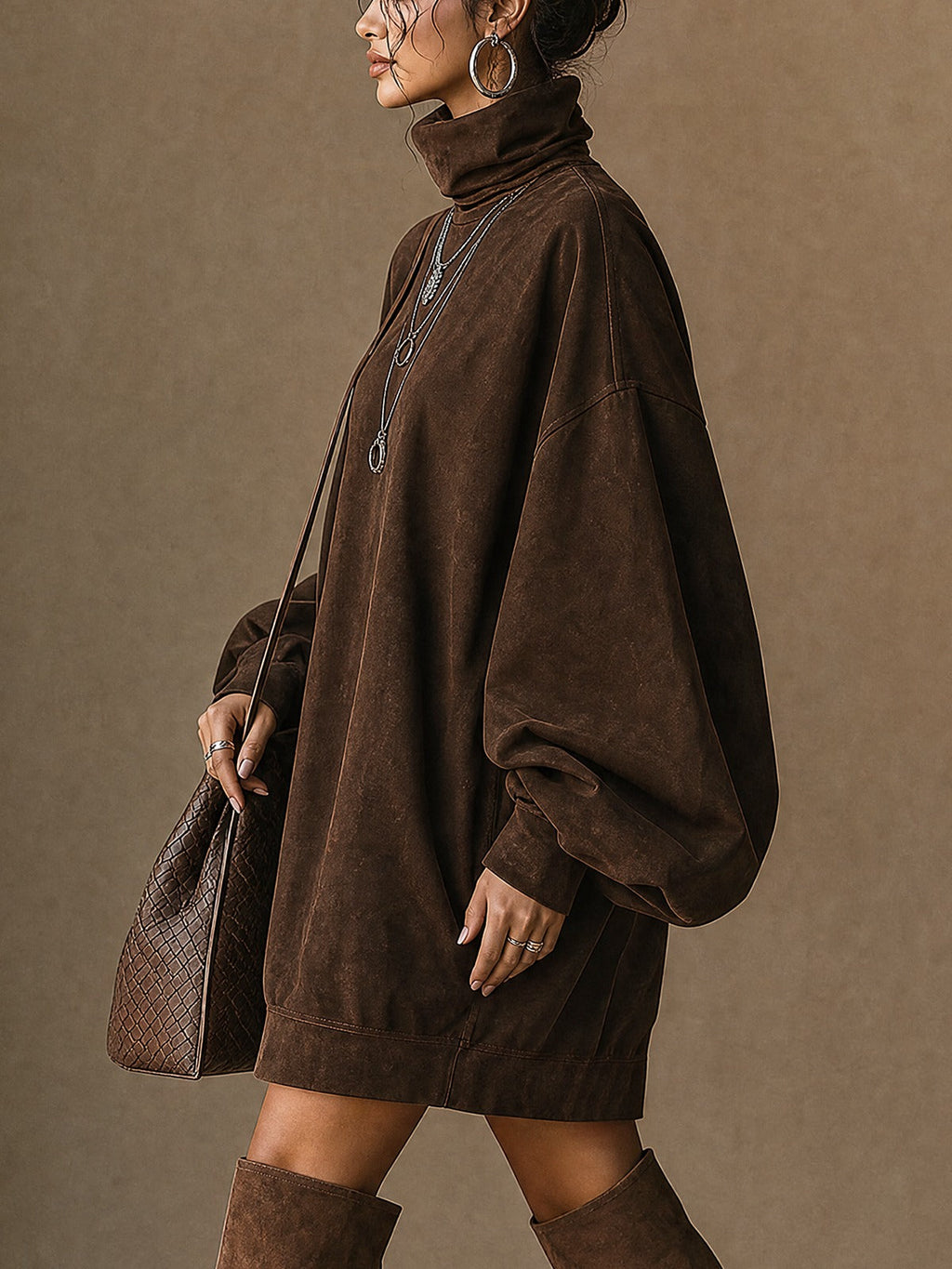 Robe courte en daim synthétique à col montant et manches ballon marron