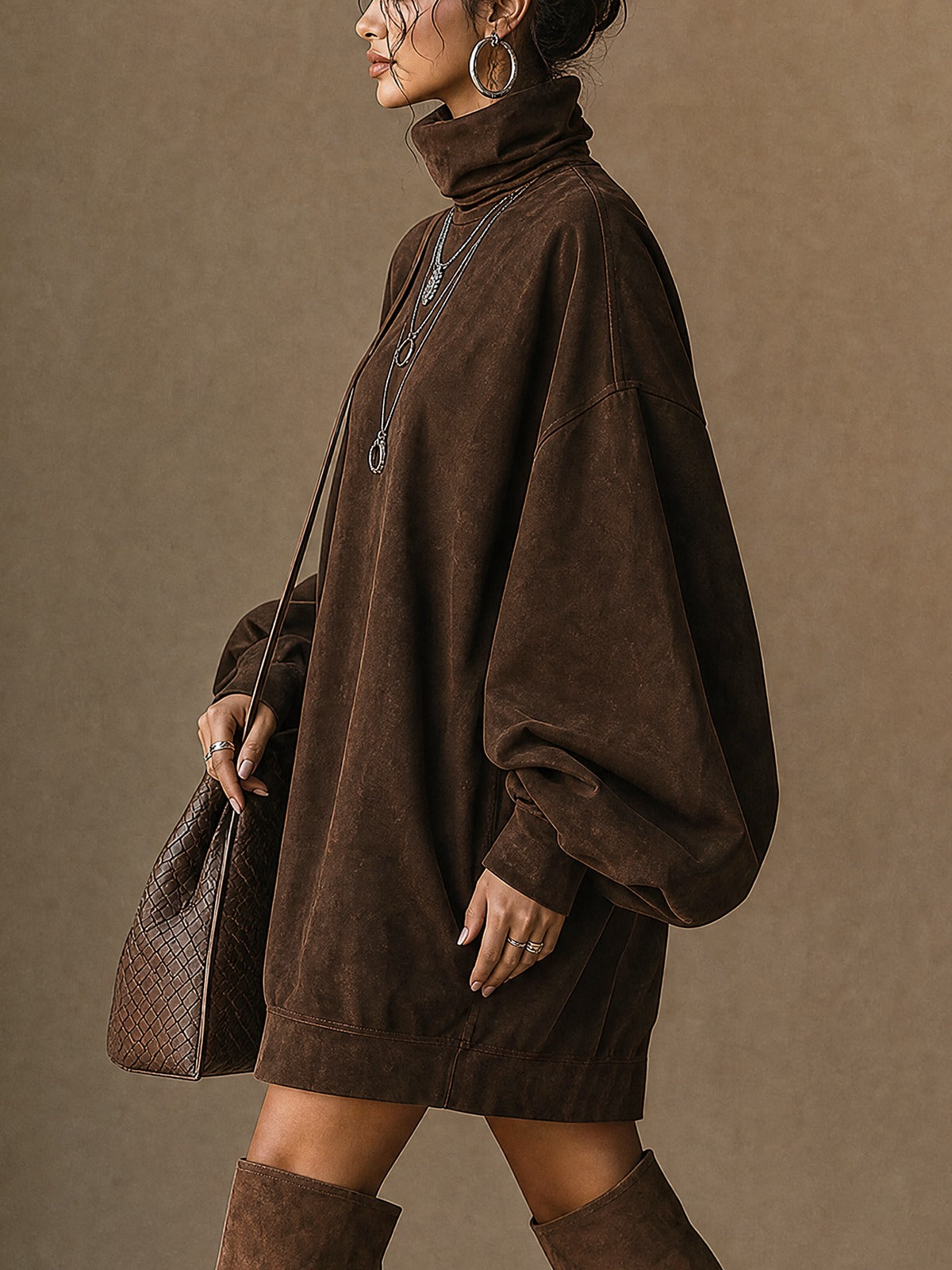 Robe courte en daim synthétique à col montant et manches ballon marron