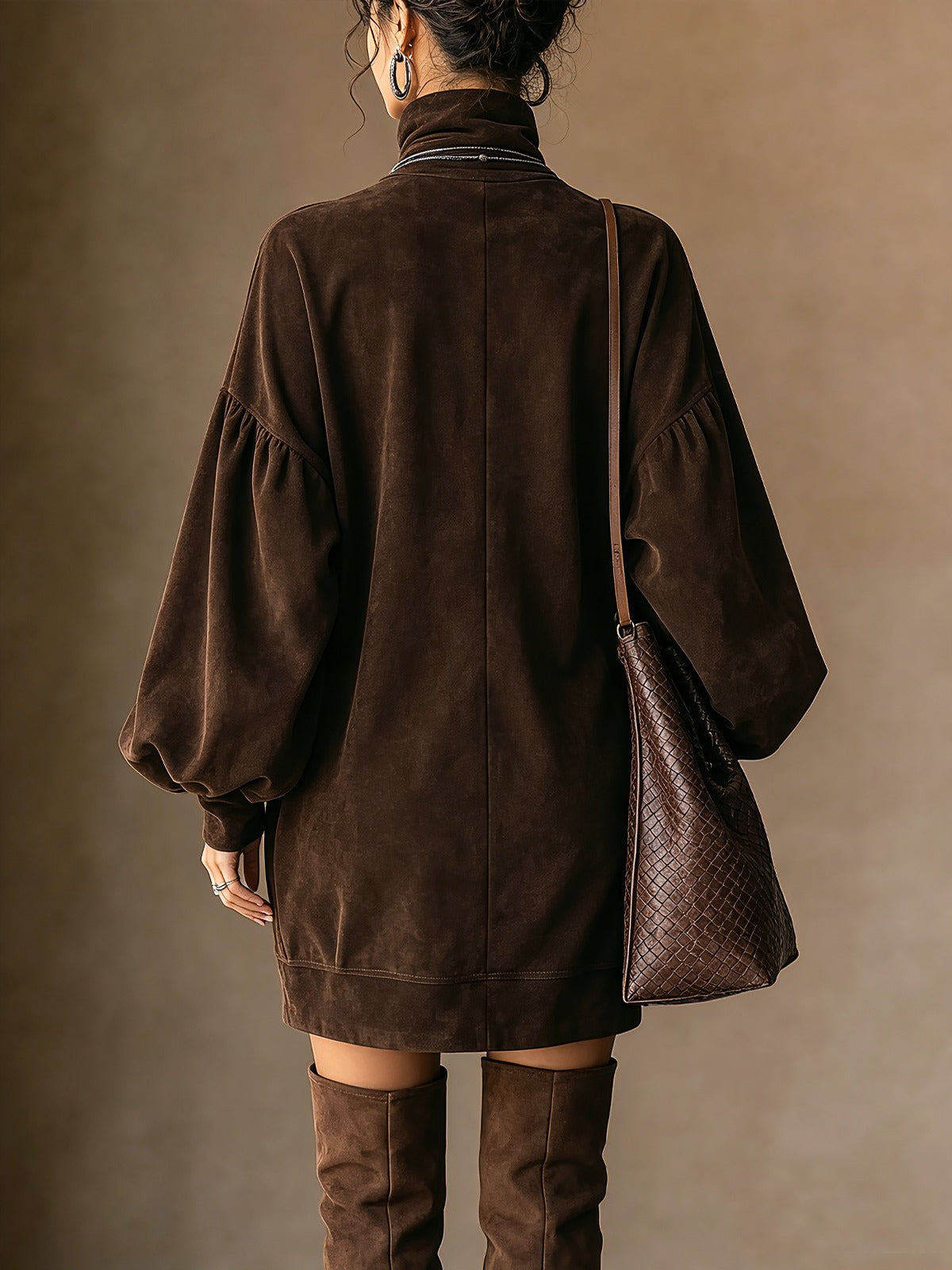 Robe courte en daim synthétique à col montant et manches ballon marron