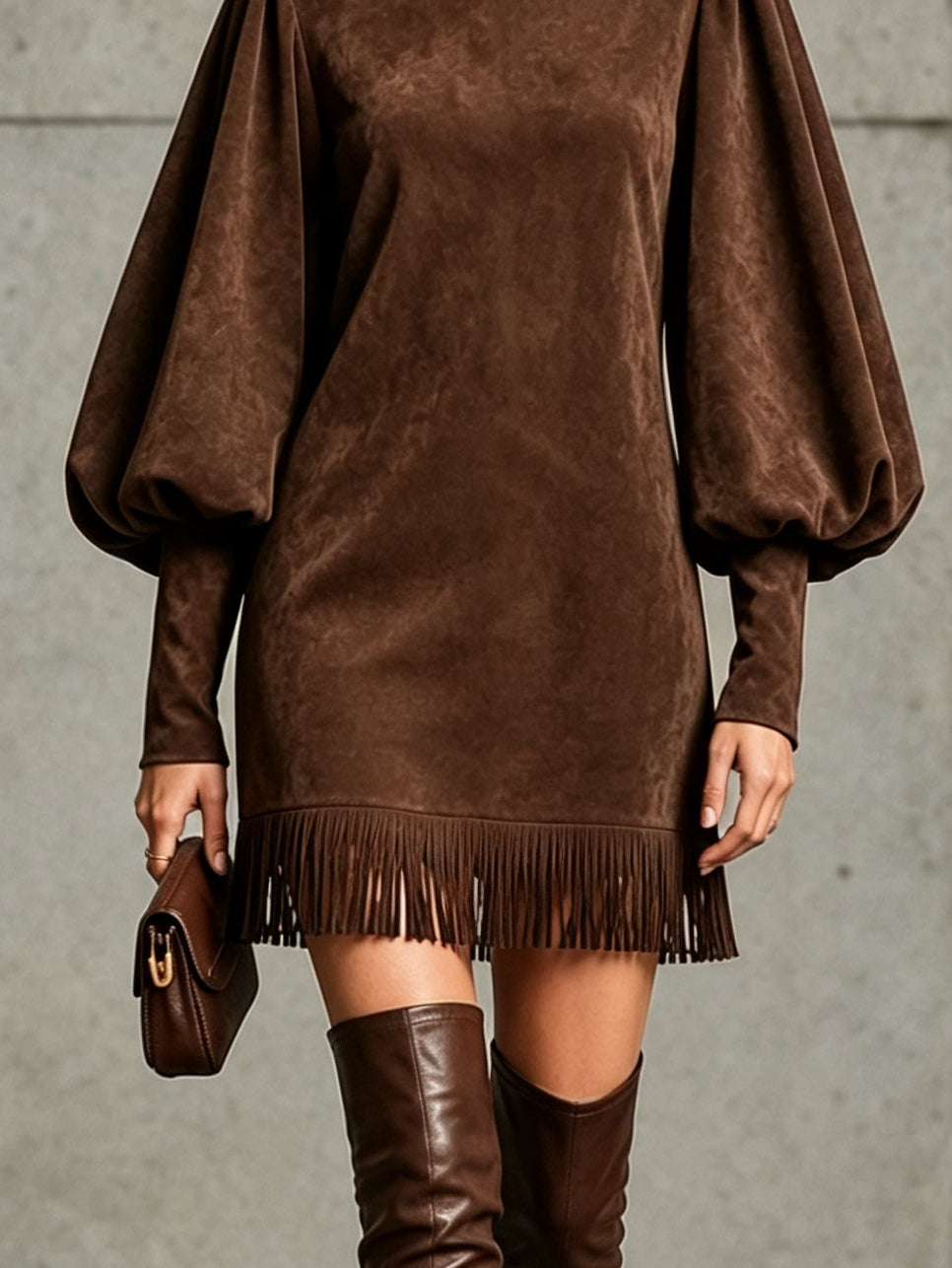 Robe courte marron chocolat en suédine avec manches bouffantes et ourlet à franges