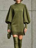 Robe courte vert olive en suédine avec manches bouffantes et ourlet à franges