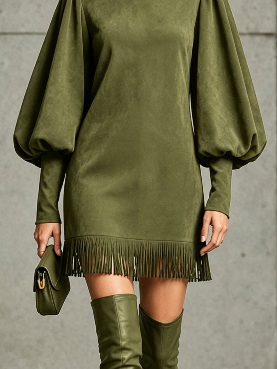 Robe courte vert olive en suédine avec manches bouffantes et ourlet à franges