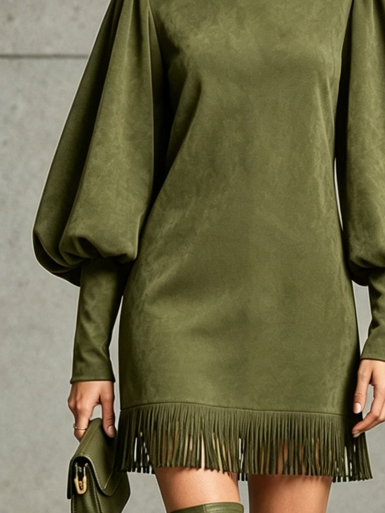 Robe courte vert olive en suédine avec manches bouffantes et ourlet à franges