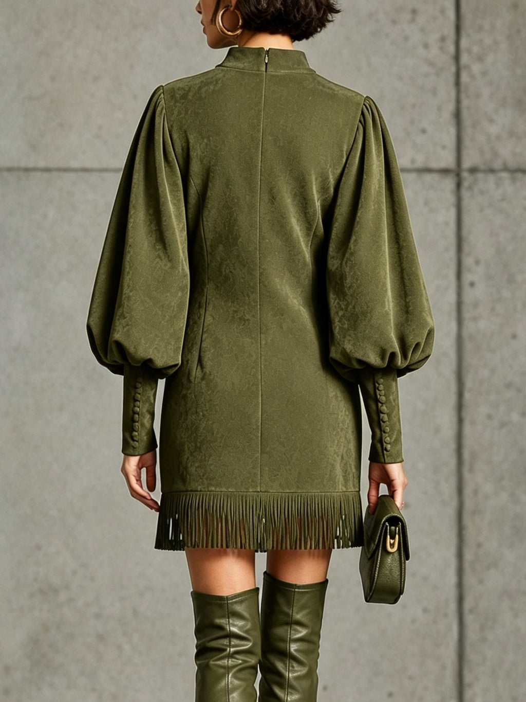 Robe courte vert olive en suédine avec manches bouffantes et ourlet à franges