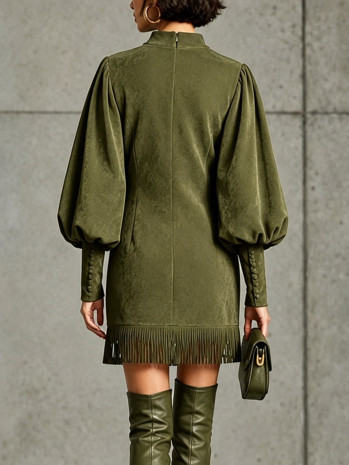 Robe courte vert olive en suédine avec manches bouffantes et ourlet à franges