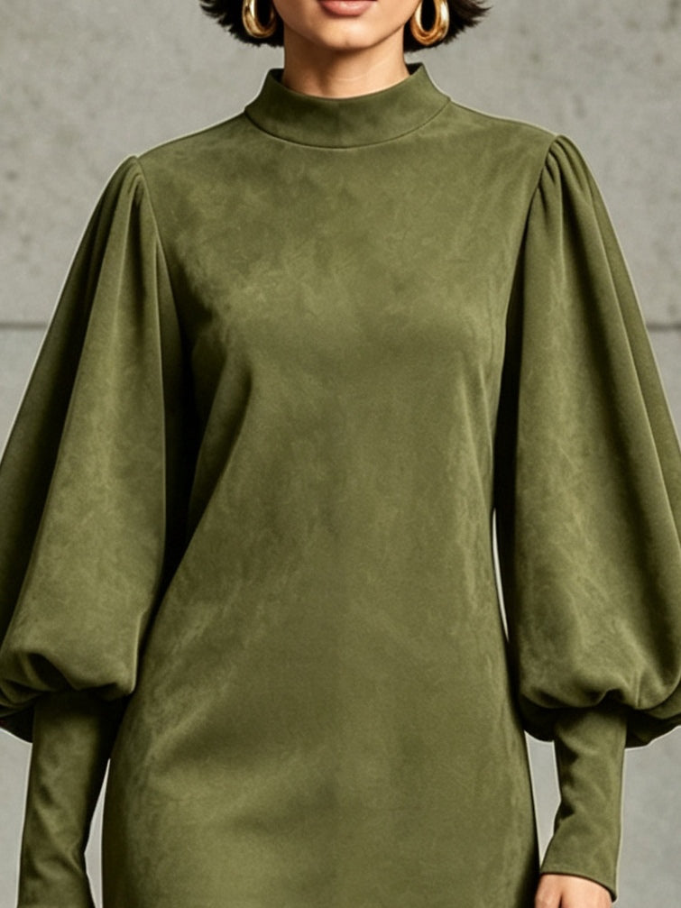 Robe courte vert olive en suédine avec manches bouffantes et ourlet à franges