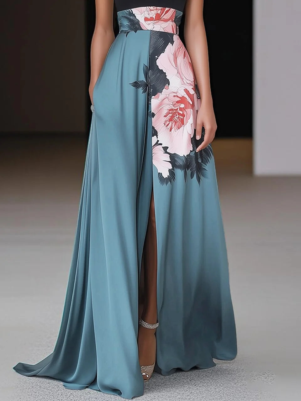 Robe longue noire à fleurs avec fente, coupe trapèze et col rond