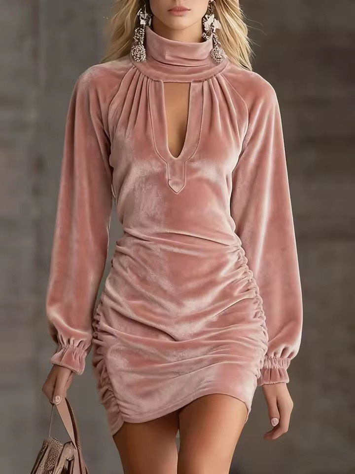 Mini-robe en velours à col montant et découpes