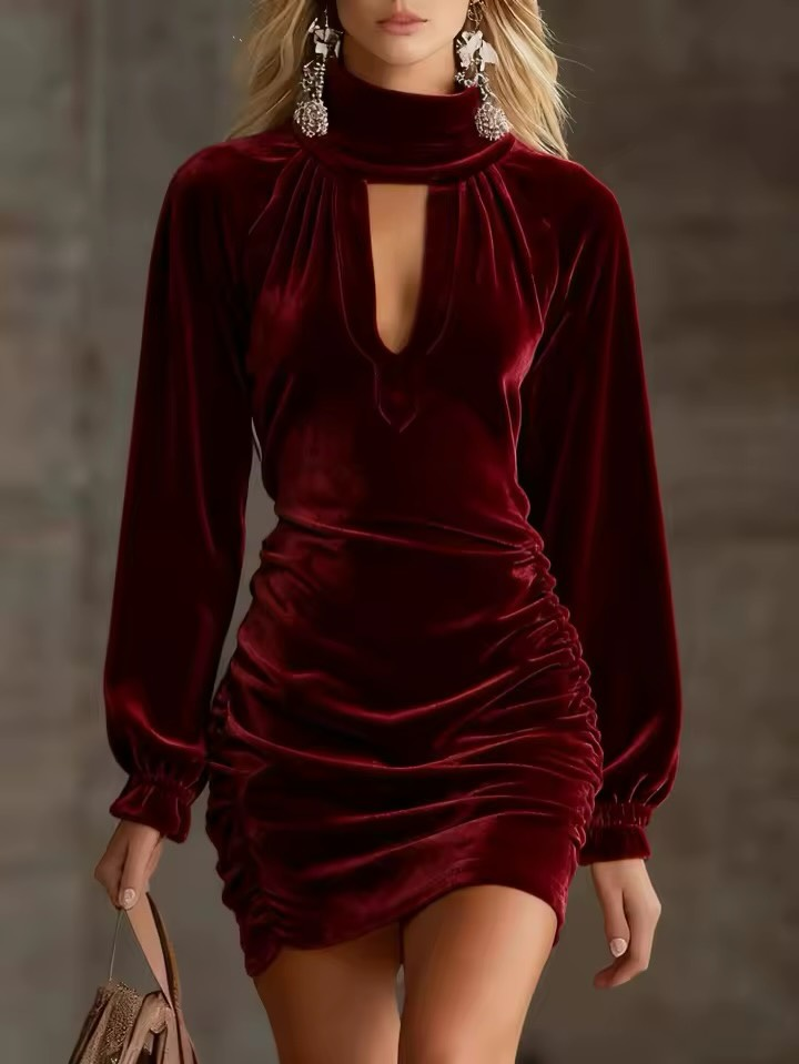 Mini-robe en velours à col montant et découpes