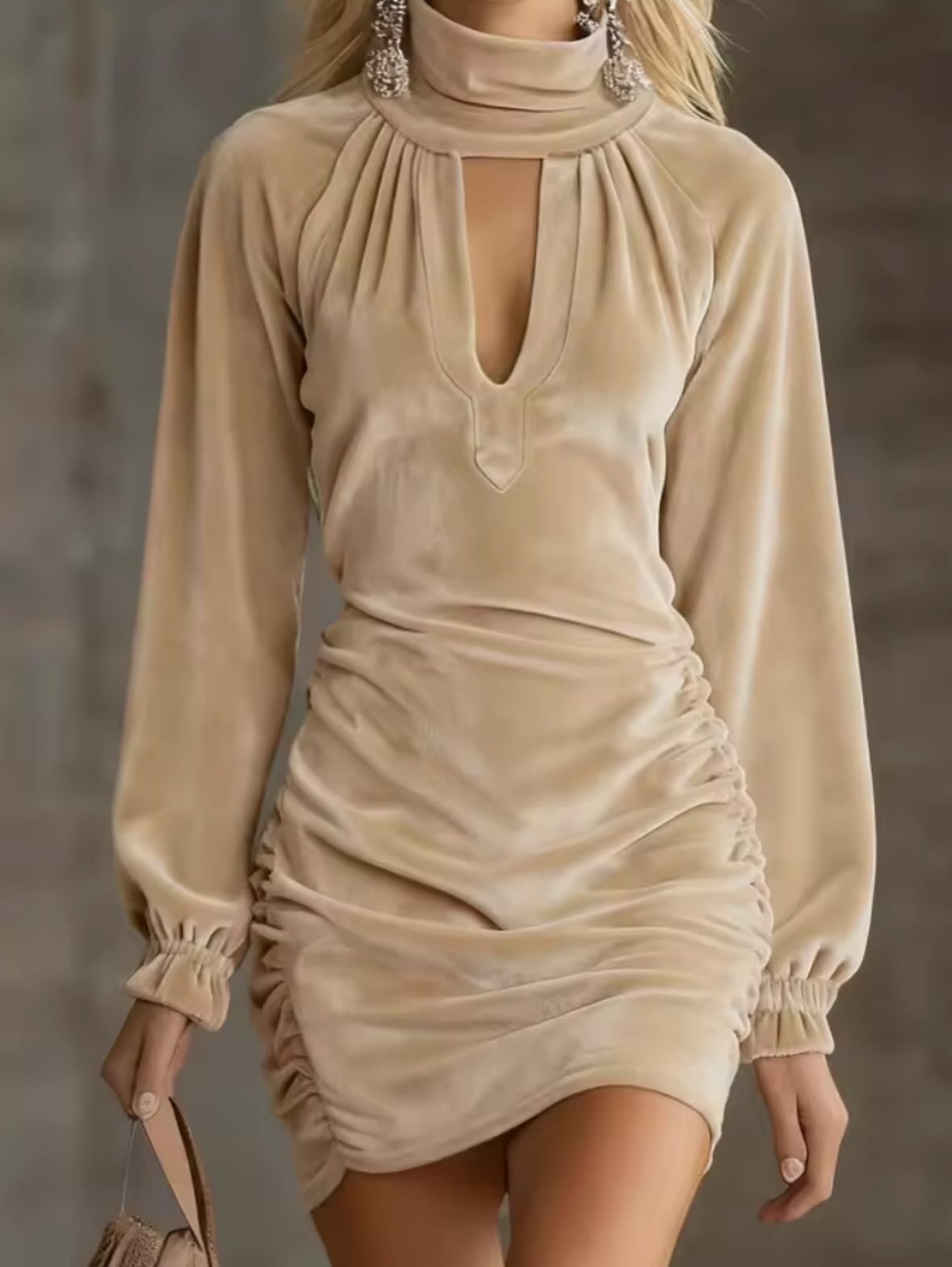 Mini-robe en velours à col montant et découpes