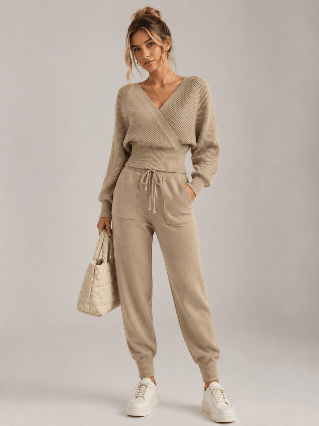 Ensemble en maille côtelée avec haut croisé et pantalon jogger