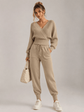 Ensemble en maille côtelée avec haut croisé et pantalon jogger
