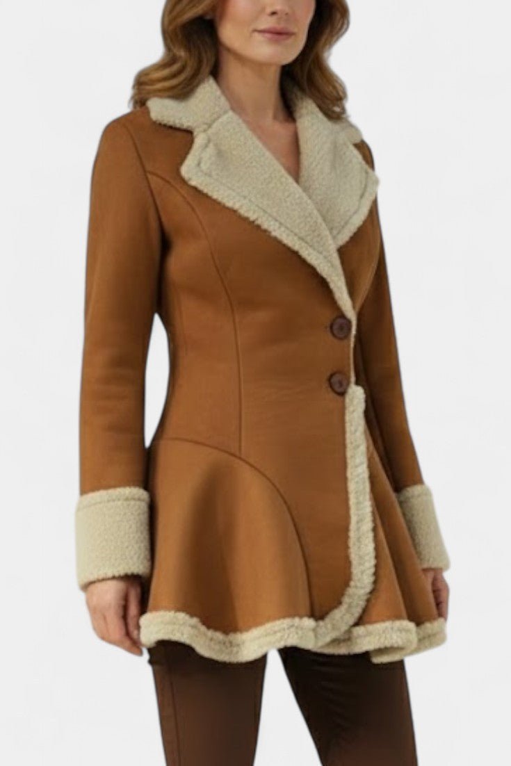 Manteau Lucile avec boutons et détail en fausse fourrure