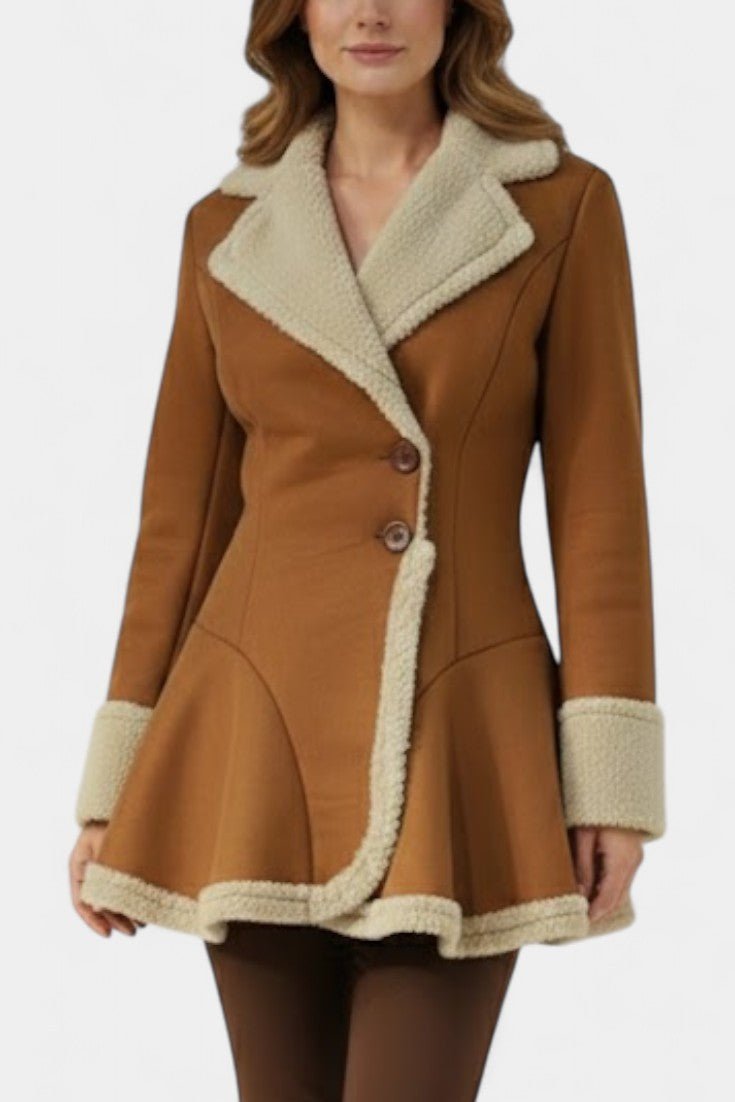 Manteau Lucile avec boutons et détail en fausse fourrure