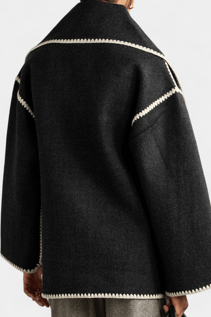 Manteau Pauline avec écharpe intégrée et silhouette fluide
